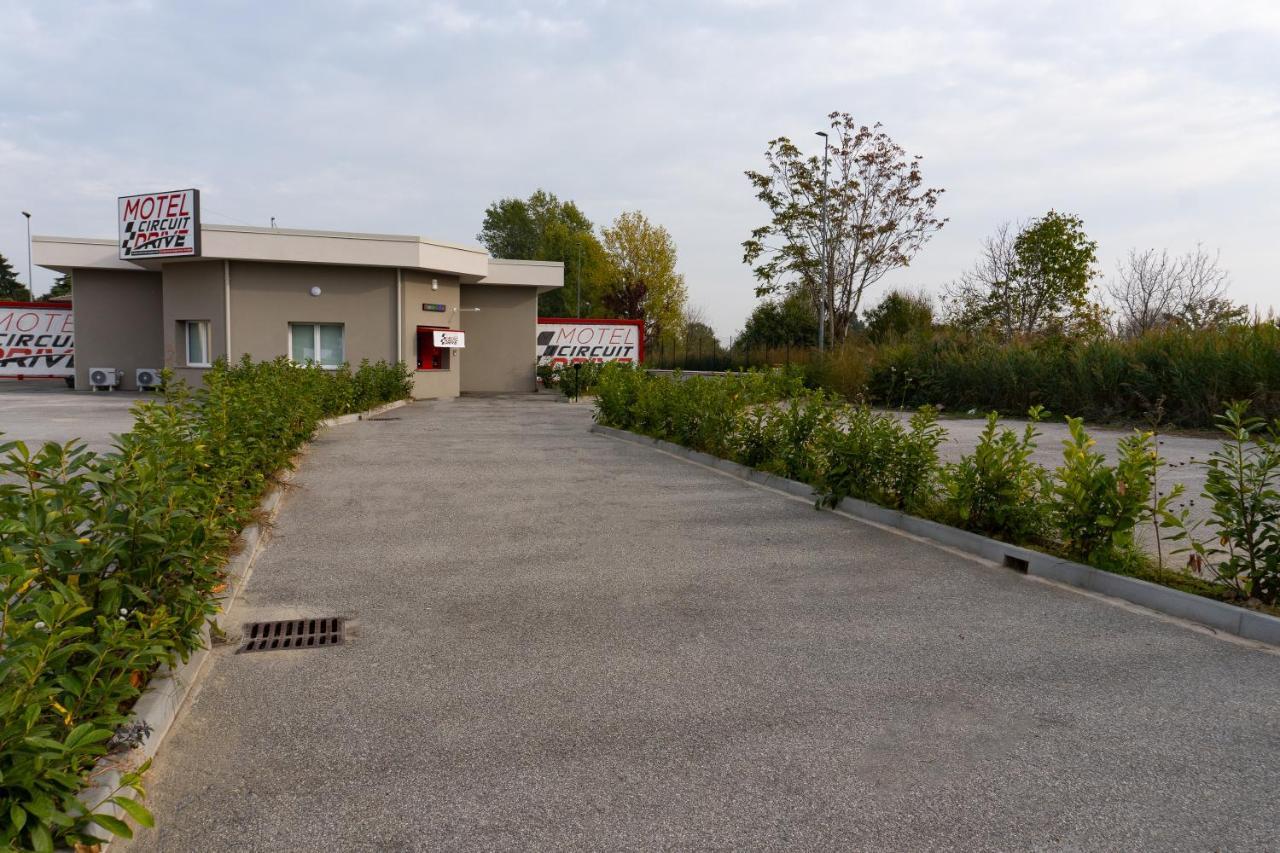 Motel Circuit Drive Cingia De' Botti Exterior photo